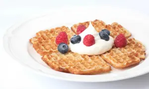 Frasvåfflor med grädde och bär. Ett enkelt recept för en härlig fika.