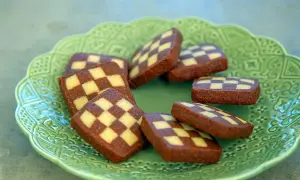 Schackrutor på en grön, mönstrad tallrik. Dessa vackra småkakor är perfekta för alla som älskar schackrutor recept.