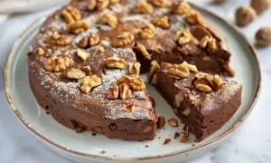 En saftig kladdkaka med valnötter, pudrad med florsocker. Perfekt för att frysa in och njuta av senare.