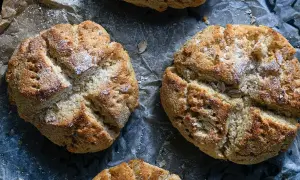 Nybakade scones med kvarg, gyllene och inbjudande, strösslade med lite mjöl. Perfekta för en mysig fika.