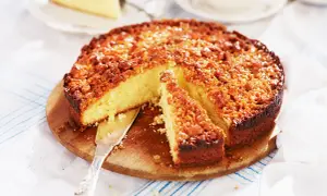 En saftig toscakaka med knäckig mandeltop, perfekt för fikastunden. Här är ett enkelt toscakaka recept!