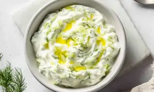 En skål med krämig grekisk yoghurt istället för creme fraiche, toppad med olivolja och dill. Perfekt som dipp eller tillbehör.