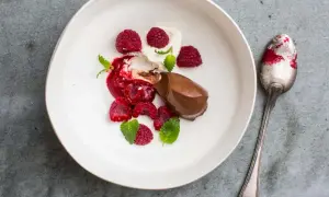 Chokladpudding med hallon och mynta. Ett elegant chokladpudding recept som ser lika gott ut som det smakar.