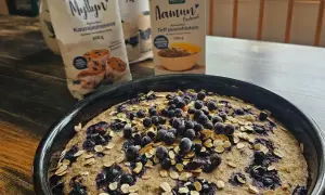 En blåbärskaka med havregryn och teffmjöl istället för havregryn. Perfekt för en glutenfri frukost eller fika.