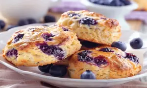 Färska blåbärsscones, perfekta för en mysig fika. En härlig sconesmix som doftar sommar.