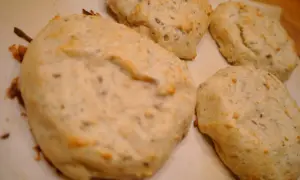 Nybakade bullar med frön, redo att värma bullar i ugnen.