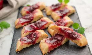 Småkakor med plommonmarmelad, perfekta till fikat. Ett enkelt plommonmarmelad recept att prova.
