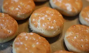 Nybakade tekakor, perfekta för frukost eller fika. Ett enkelt tekakor recept att prova!