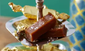 Två bitar salt karamell, perfekt julgodis med lakritssmak, på ett silverfat.