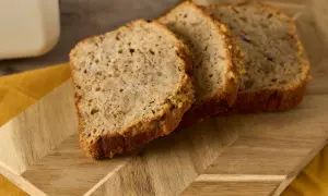 Skivor av bananbröd på en träskärbräda. Frågan "hur länge kan man frysa bröd" dyker upp när man ser hur färskt det ser ut.