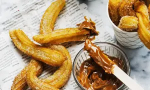 Krispiga churros, sockerströsslade och redo att doppas i kolasås. Ett perfekt churros recept för hemmabruk.