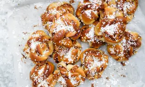 En hög med nybakade kanelbullar, strösslade med pärlsocker. Perfekta att frysa in för senare njutning.