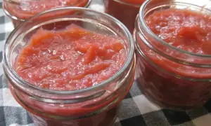 Fyra små glasburkar fyllda med hemgjord rabarbermarmelad. Perfekt för frukostmackan eller till desserten.