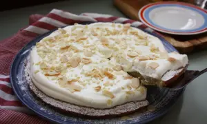En saftig semmelkladdkaka med fluffig grädde och mandelmassa, toppad med mandelspån. En dröm för alla fikasugna!