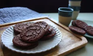 Chokladkakor på en vit tallrik, redo att avnjutas. Perfekt för snabba kakor recept när suget slår till.