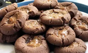 Chokladkakor med kolafyllning, strösslade med flingsalt. Perfekta kakor som går att frysa för senare njutning.