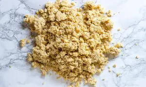 En hög med smuldeg, perfekt för ditt smuldeg recept. Den gyllene blandningen av havregryn och smör ser aptitlig ut.