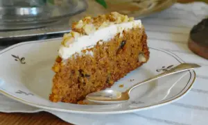 En saftig bit morotskaka med krämig frosting och nötter. Perfekt att frysa in morotskaka för senare njutning.
