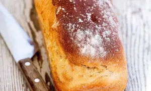 Nybakad limpa med knaprig skorpa, redo att skivas. Ett enkelt limpa recept för hembakat bröd.