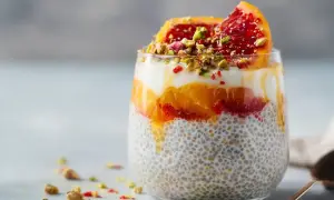 En läcker chiapudding med kvarg, apelsin och blodapelsin, toppad med pistagenötter.
