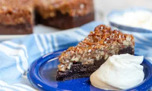 En saftig bit ryttarkaka med nötter och choklad, serverad med vispad grädde. Ett perfekt ryttarkaka recept för fikat.