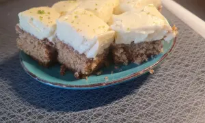 Sju bitar morotskaka med vit frosting och rivet citronskal på en turkos tallrik. Bra att veta att man kan frysa in morotskaka för senare njutning.