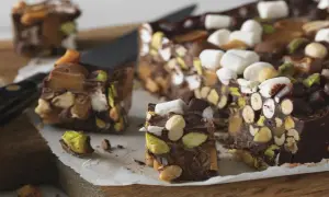 Chokladig rocky road med nötter och marshmallows. En härlig blandning av smaker och texturer.