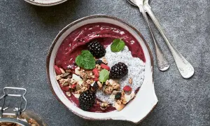 En läcker smoothie bowl med bär, granola, chiafrön och mynta. Perfekt för en hälsosam frukost eller mellanmål.