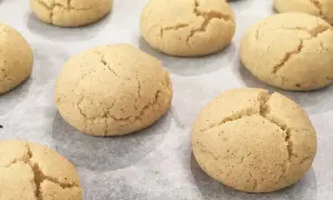 Nybakade småkakor med sprickor på ytan, kanske bakade med hjorthornssalt för extra fluffighet.