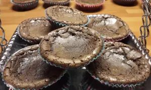 En bricka med sega kladdkakemuffins, redo att avnjutas.