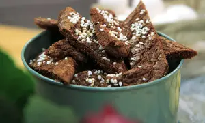 Chokladsnittar recept: Mörka, trekantiga småkakor med pärlsocker i en grön skål. Perfekt för fikat!