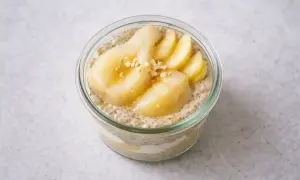 Chiapudding recept med päron och nötter i glasburk. En hälsosam frukost eller mellanmål.