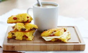 Scones med mjölk och russin, en perfekt fika. En scone är uppdelad och fylld med ost.