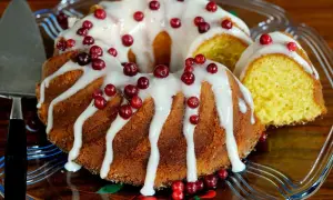En saftig sockerkaka med glasyr och lingon, perfekt för ett mysigt fika. Detta sockerkaka recept är en klassiker.