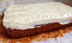 En saftig glutenfri morotskaka med krämig frosting, perfekt för fika.