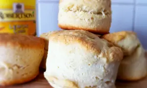 En hög med nybakade engelska scones, redo att serveras med lemon curd.
