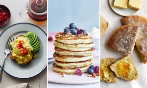 Frukost tips: Äggröra med avokado och chili, fluffiga pannkakor med blåbär och nötter, samt nybakat bröd med smör och marmelad.