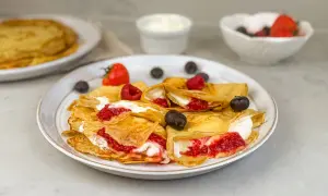 Fyllda pannkakor med bär och grädde. Undrar du hur länge håller pannkakor i kylen? Dessa ser goda ut!