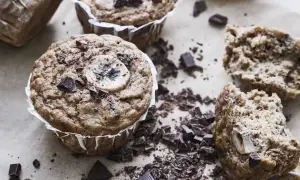 Nyttiga bananmuffins med chokladbitar och bananskivor, perfekta för fika.