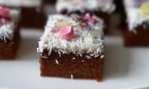 Små, mumsiga bitar med kokosmjölk, toppade med strössel och kokosflingor. Perfekt att baka till fikat!