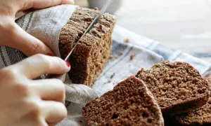 Här skärs ett mörkt, saftigt bröd. Perfekt till en klick a-fil eller filmjölk.