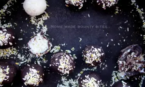 Hemgjorda bounty-bitar med mörk choklad och kokos. En perfekt hemgjord bounty för fikat.