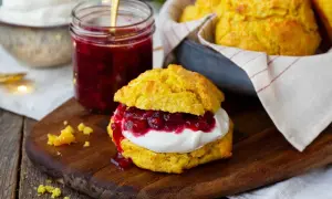 Gyllene scones med fluffig creme fraiche och rårörda lingon. En perfekt fika!
