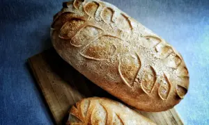 Två vackert snittade surdegsbröd, perfekta att baka glutenfritt.