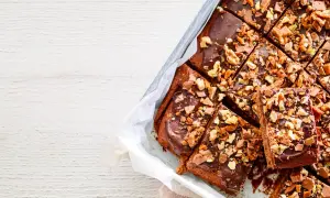 Mumsiga mockarutor i långpanna, toppade med choklad och nötter. Perfekta att bjuda på!