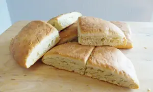 En hög med gyllene scones med jäst, perfekt för fika.