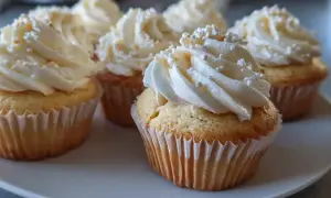 Fluffiga muffins med krämig frosting och strössel. Perfekta muffins med frosting för fikat.