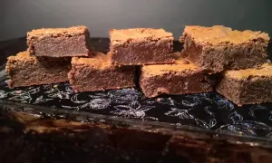 En hög med fudgy brownies, perfekta för ett enkelt brownies recept.
