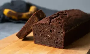 Chokladkaka med banan, perfekt att baka i långpanna. En skiva är redan uppskuren.
