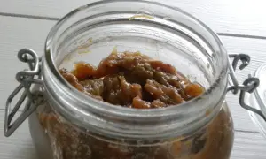 En burk med hemlagad rabarber chutney. Den gyllene, söta och syrliga chutney passar perfekt till ostbrickan.